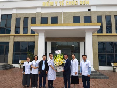 Ban Giám đốc Trạm Y tế phường Chương Mỹ tặng hoa chúc mừng các Điểm y tế trên địa bàn nhân kỷ niệm 71 năm Ngày Thầy thuốc Việt Nam (27/02/1955 - 27/02/2026)