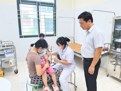 Trạm y tế phường Chương Mỹ tổ chức tiêm vắc xin trong chương trình tiêm chủng mở rộng