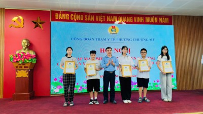 Trạm Y tế phường Chương Mỹ gặp mặt, biểu dương con đoàn viên công đoàn có thành tích trong năm học 2025–2026