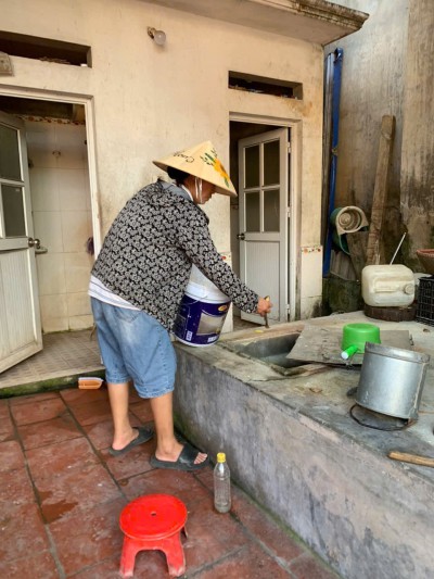 Trạm Y tế phường Chương Mỹ triển khai thả cá rô diệt bọ gậy, góp phần chủ động phòng, chống sốt xuất huyết