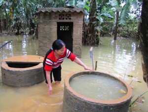 Trung tâm y tế huyện Chương Mỹ hướng dẫn người dân cách xử lý giếng nước bị ô nhiễm sau mưa lũ