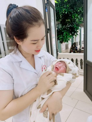 Trạm y tế xã Thủy Xuân Tiên cùng các Y, Bác sỹ và Nữ hộ sinh của Phòng khám đa khoa khu vực Xuân Mai đỡ đẻ thành công sản phụ chuyển dạ, vỡ ối khi đang trên đường về quê Thanh Hoá.