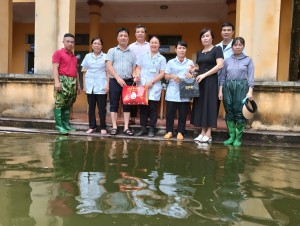 BAN GIÁM ĐỐC TRUNG TÂM Y TẾ HUYỆN CHƯƠNG MỸ TẶNG QUÀ, THĂM HỎI NHÂN VIÊN TRẠM Y TẾ LƯU ĐỘNG BỊ NGẬP LỤT