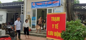 Ban Giám đốc Trung tâm y tế huyện Chương Mỹ kiểm tra công tác đảm bảo y tế và chỉ đạo trạm y tế hướng dẫn người dân vệ sinh môi trường trong khi ngập lụt và sau khi nước rút