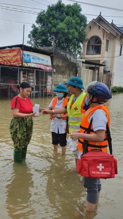 Trung tâm y tế huyện Chương Mỹ tăng cường các hoạt động đảm bảo chăm sóc sức khỏe nhân dân vùng mưa lũ và hỗ trợ di chuyển các Trạm y tế ngập lụt.