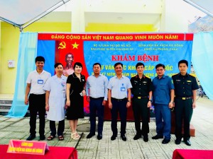 Tổ chức khám bệnh, tư vấn kiến thức chăm sóc sức khỏe, cấp thuốc, tặng quà cho đối tượng chính sách tại xã Phụng Châu.