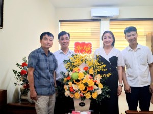 Trạm Y tế phường Chương Mỹ tặng hoa chúc mừng Hội LHPN Việt Nam  phường nhân kỷ niệm 95 năm Ngày thành lập 20/10 (1930-2025)