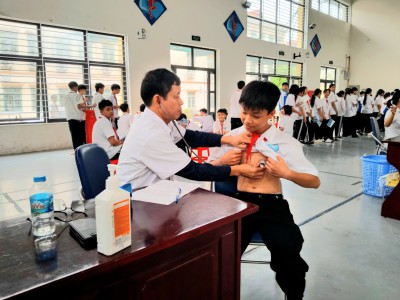 Trạm Y tế phường Chương Mỹ tiếp tục tổ chức khám sức khỏe học sinh năm học 2025-2026.
